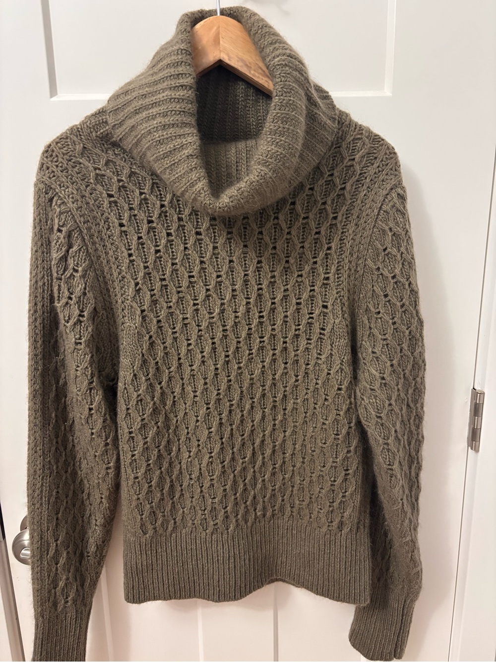 Banana Republic olive green Cable Turtleneck Sweater medium